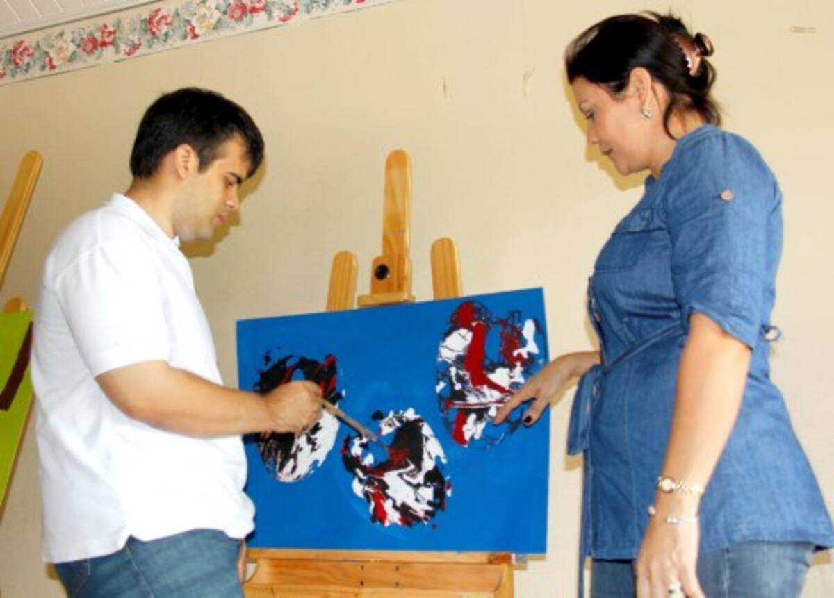 Rafael al lado de su profesora Zilath Escamilla. FOTOS/ KAILLINE GIRALDO/EL UNIVERSAL