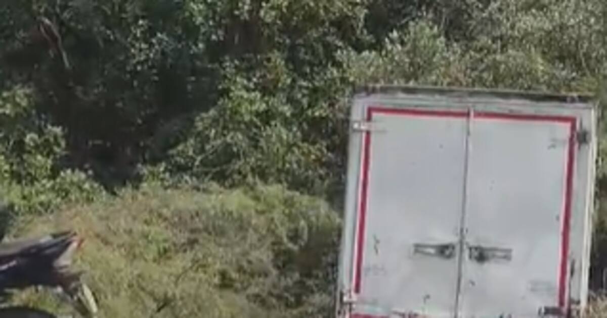 Video: accidente en la Troncal del Caribe entre furgón y una moto dejó 2 fallecidos