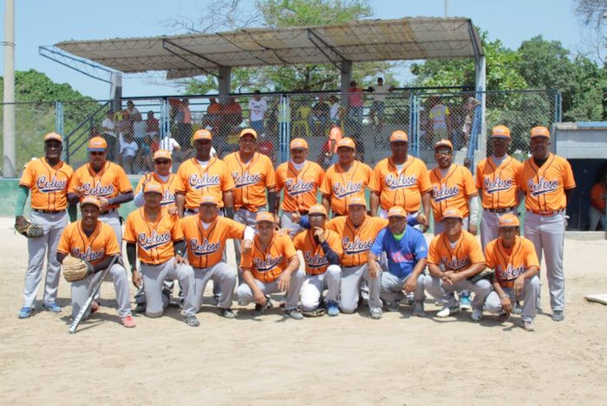 El equipo Colosó festejó la conquista del título del Campeonato de Sóftbol Plus 50 Años, que se realizó en El Campestre. LUIS EDUARDO HERRÁN EL UNIVERSAL