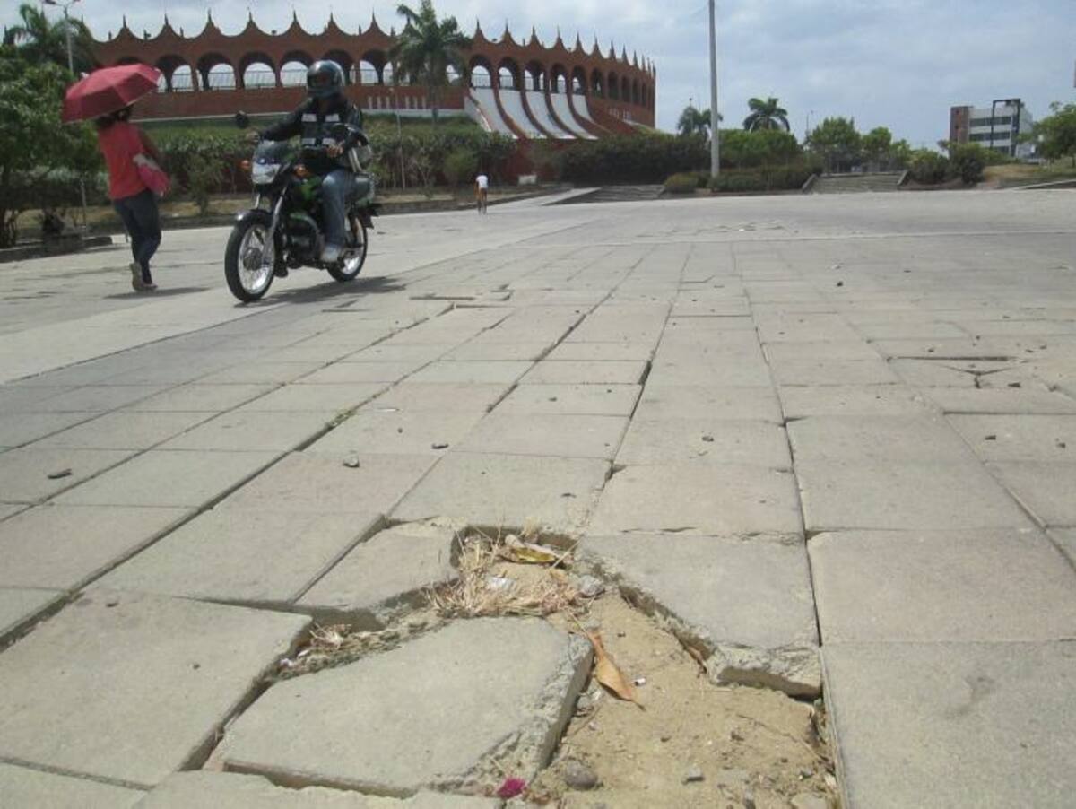 Los habitantes de los barrios vecinos creen que las motos son las responsables del deterioro del adoquín en los espacios peatonales foto ruben dario alvarez-el universal