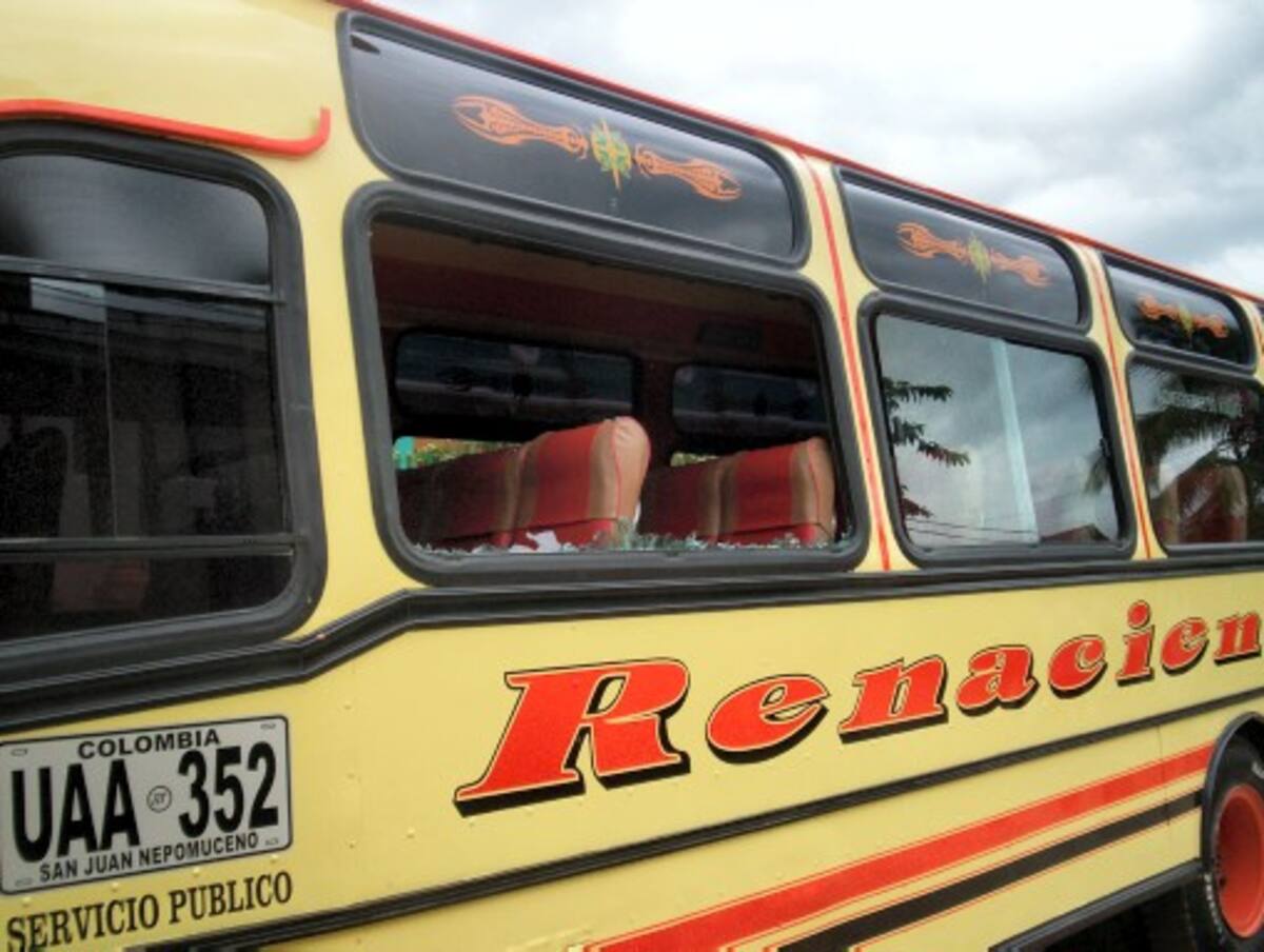 A este bus le rompieron algunos vidrios y parte de la carrocería. ATILANO MEZA - EL UNIVERSAL