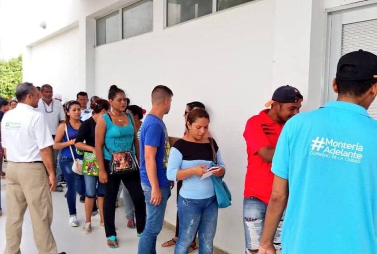 La mayoría de venezolanos en Montería venden en los semáforos. Cortesía
