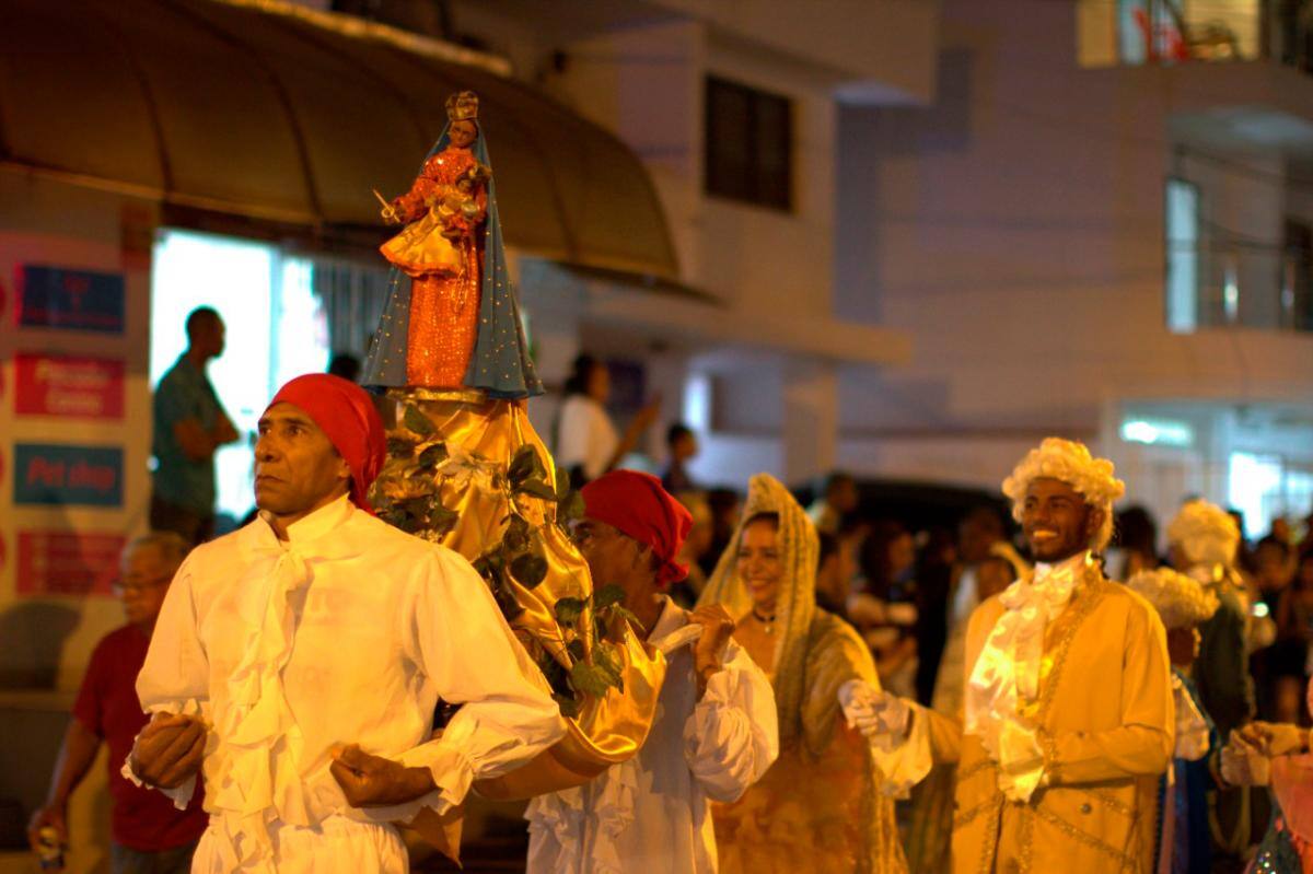 Más de veinte comparsas participaron en la Noche de Candela. // Foto: Luis Eduardo Herrán.