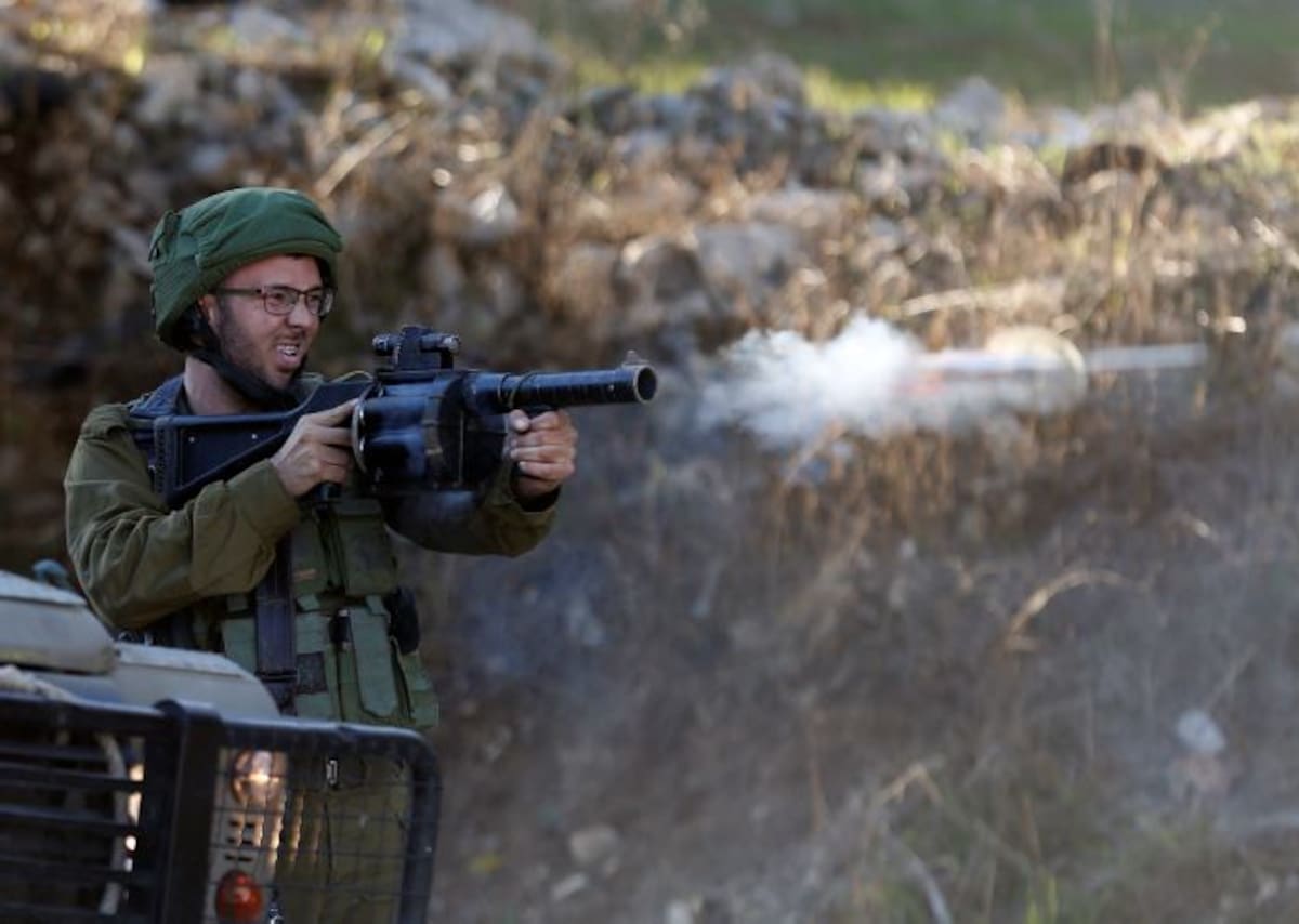 Tras las oraciones del mediodía del viernes grupos de jóvenes en Cisjordania y Gaza se dirigieron a los puestos de control militares israelíes y les lanzaron piedras y cócteles molotov. AP Nasser Shiyoukhi