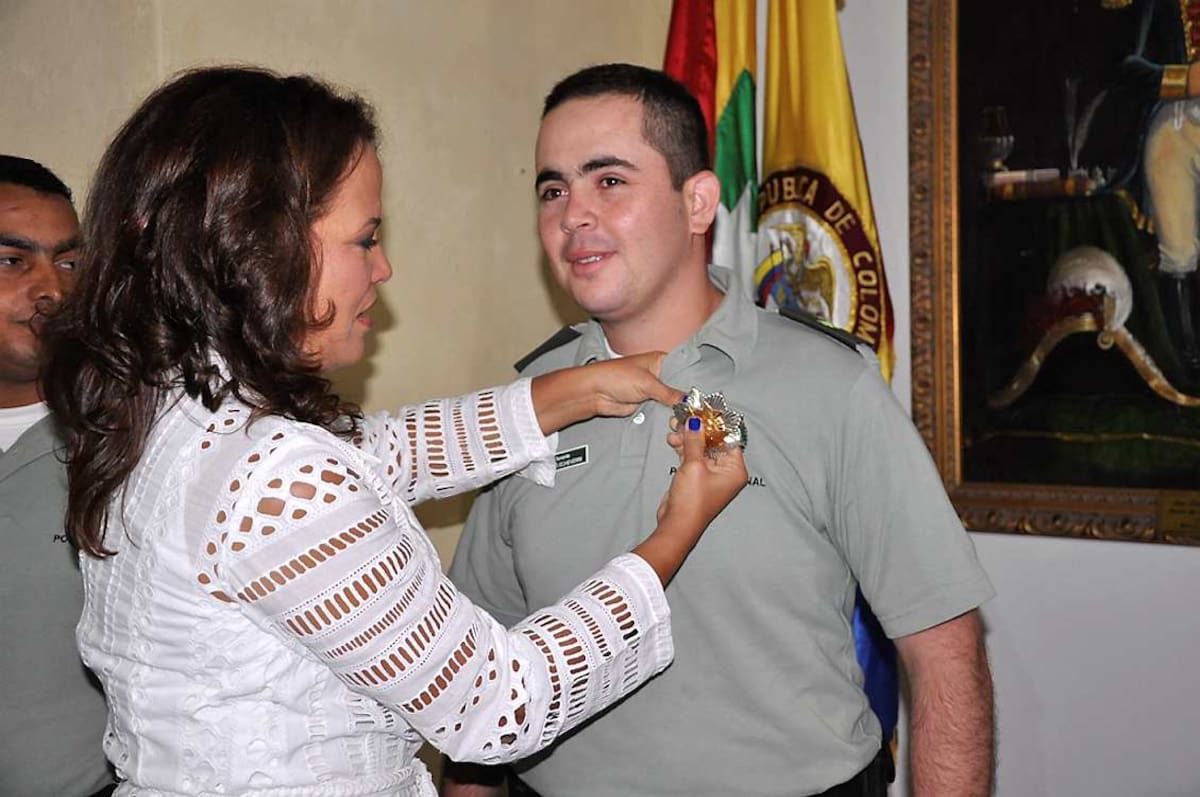 La alcaldesa Judith Pinedo, condecoró al teniente Segio Echeverri, jefe de Escoltas. archivo particular