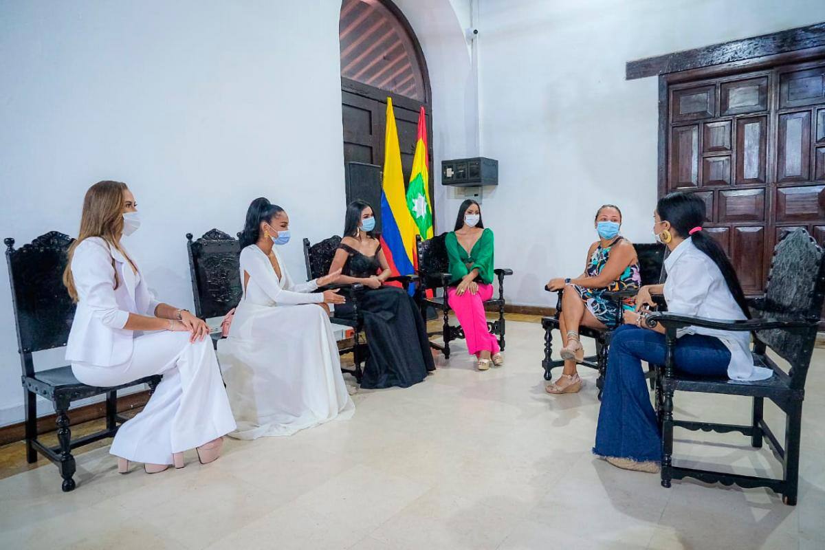 Durante la visita, las candidatas también se reunieron con la Gestora Social del Distrito, María Angélica Klee. Cortesía