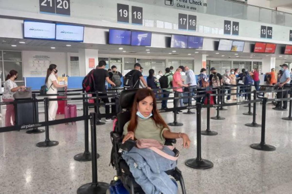 Aerolínea advierte que pasajera no acreditó documentos de silla de ruedas