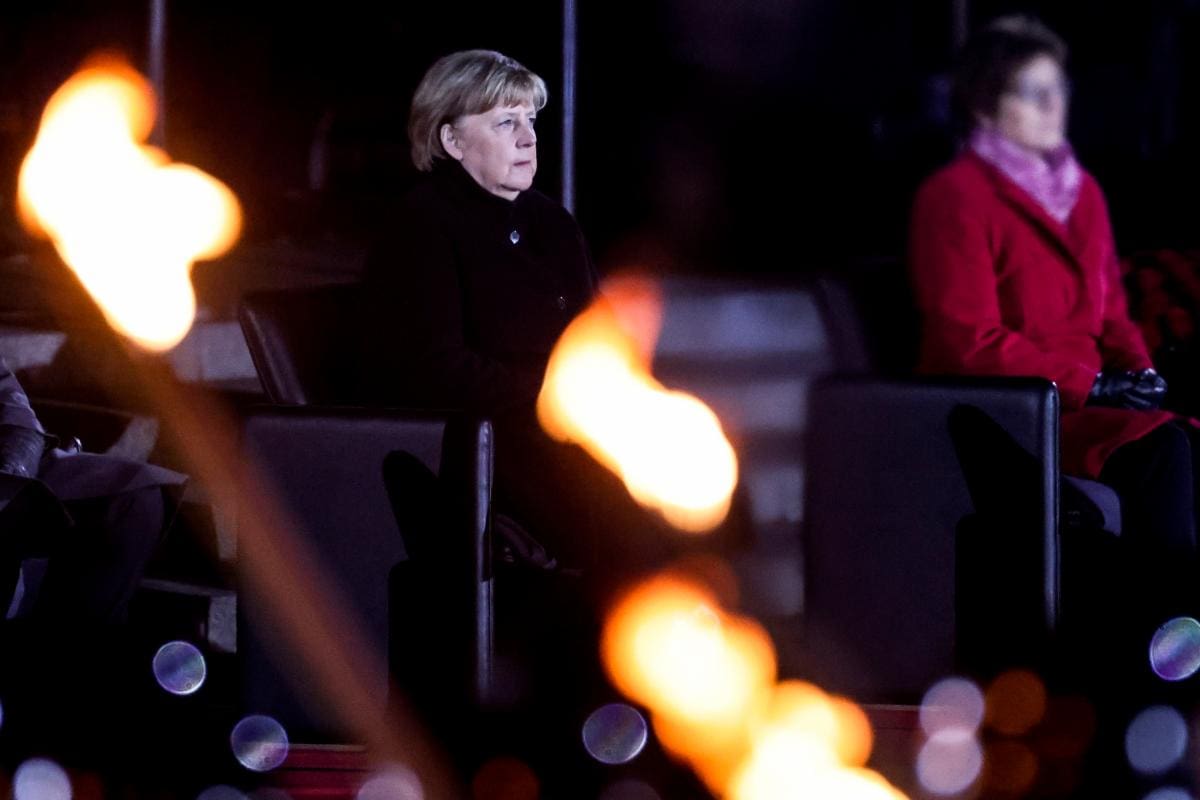 Rosas rojas y Nina Hagen, en el adiós militar más emotivo para Merkel