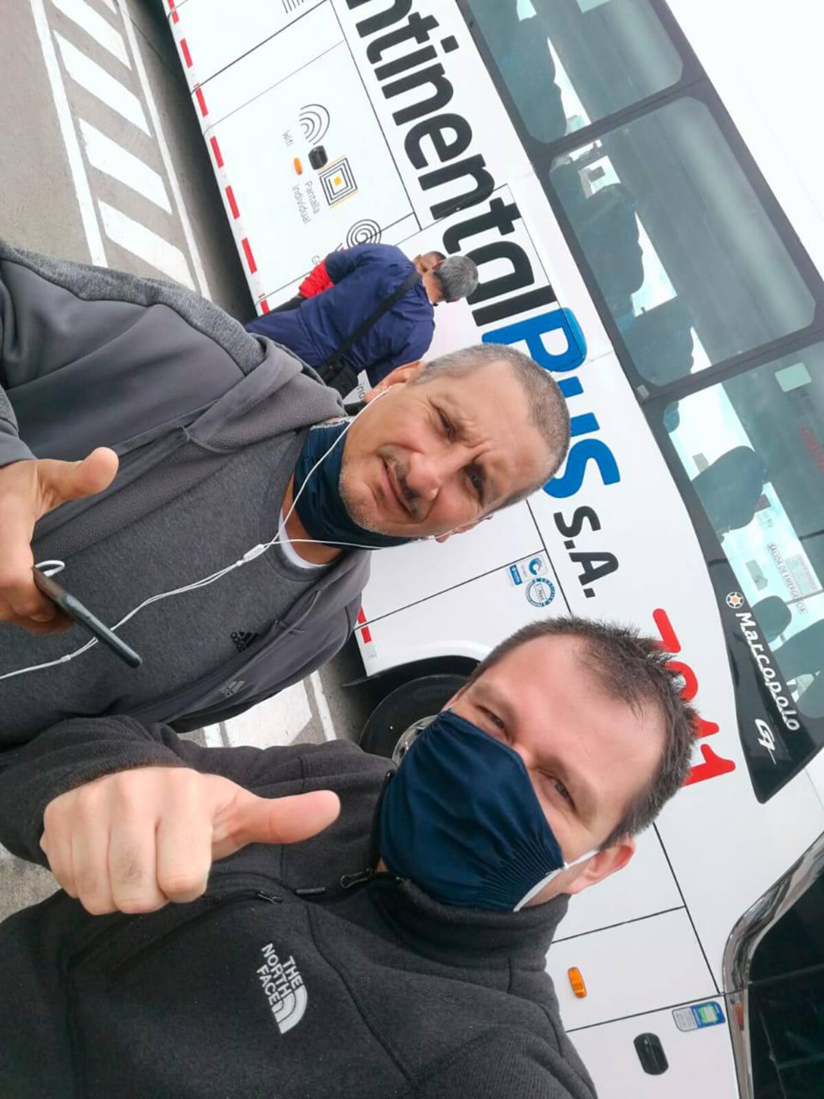 En Ipiales, Nariño, listos para abordar el bus de Expreso Bolivariano que los llevará a sus hogares en Neiva e Ibagué, respectivamente.