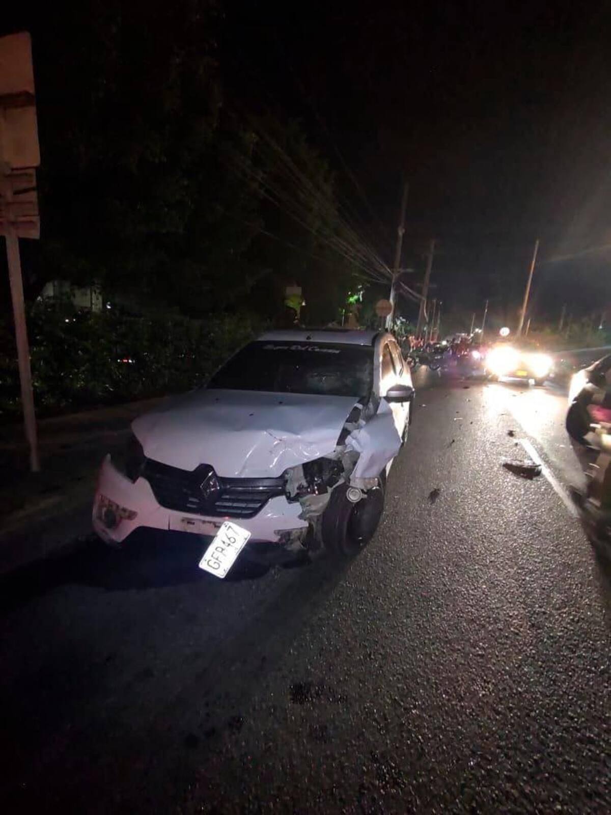 El carro que colisionó con el motociclista quedó parcialmente destruido.