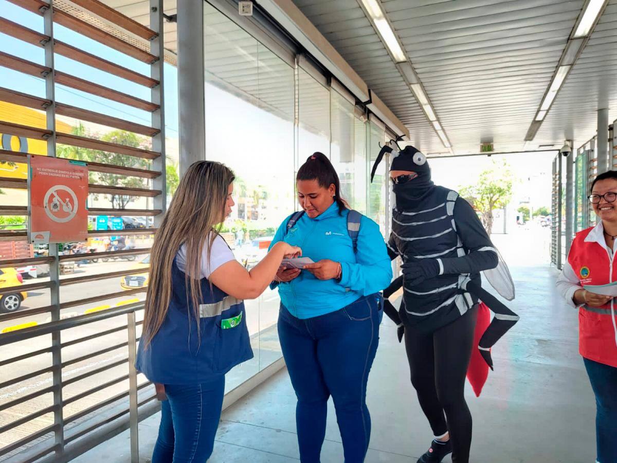 Los operarios del Dadis se subieron a los buses del sistema a sensibilizar a los usuarios.