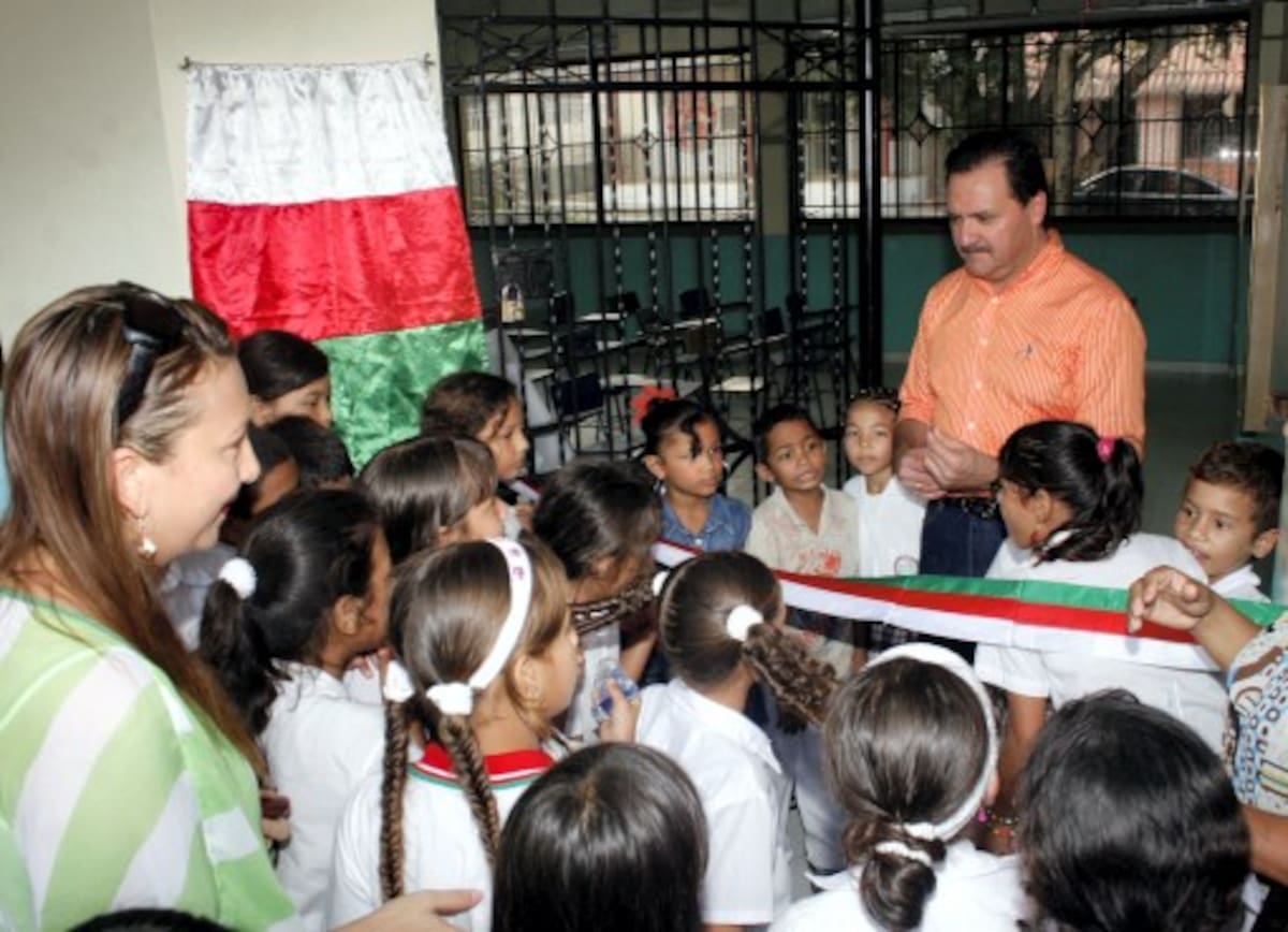 MANUEL SANTIAGO PÉREZ/EL UNIVERSAL/ El alcalde Jesús Paternina, durante la inauguración de dos aulas educativas en la escuela Rita de Arrázola.