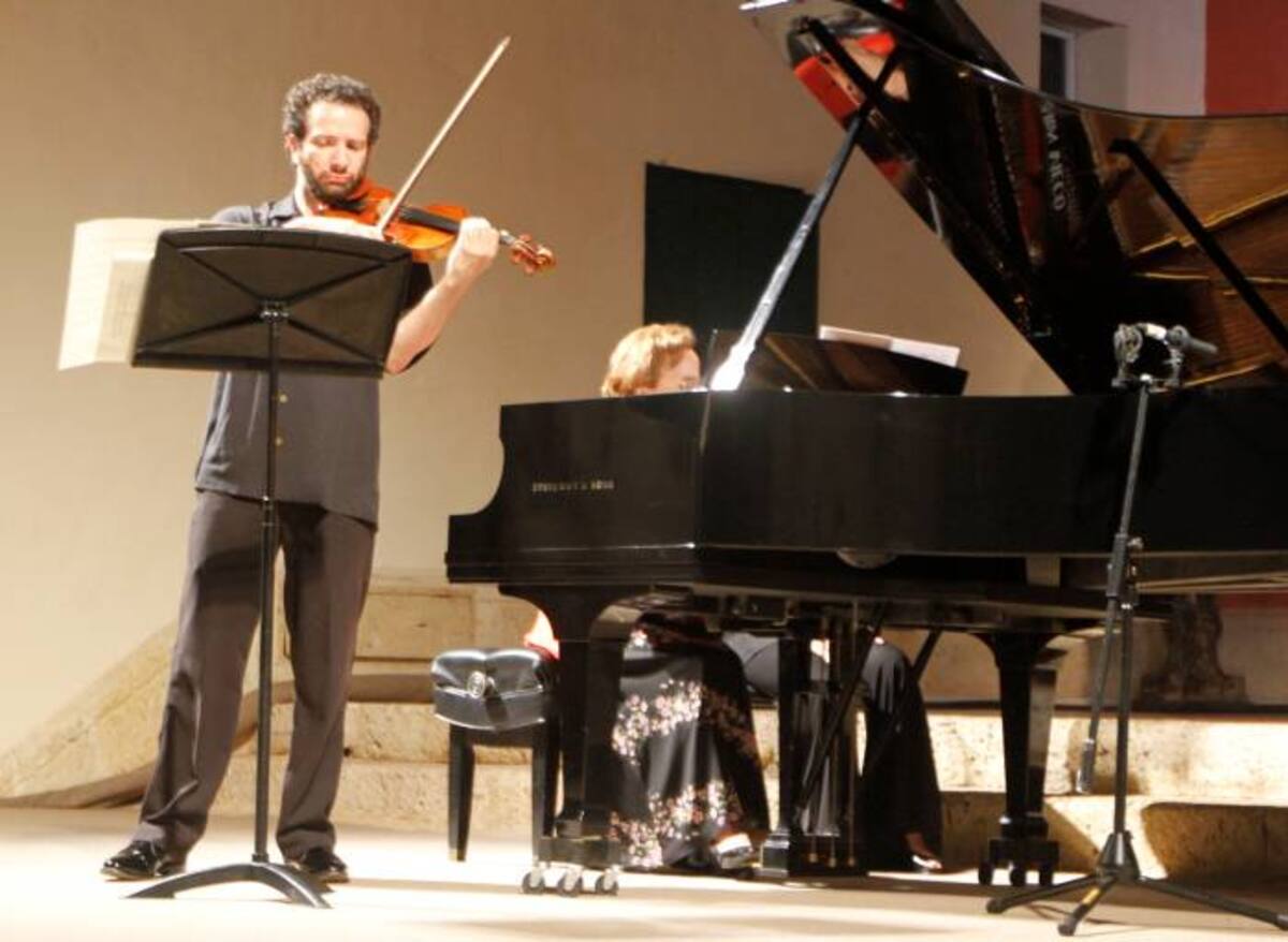 Steven Copes, con la viola y Blanca Uribe en el piano.