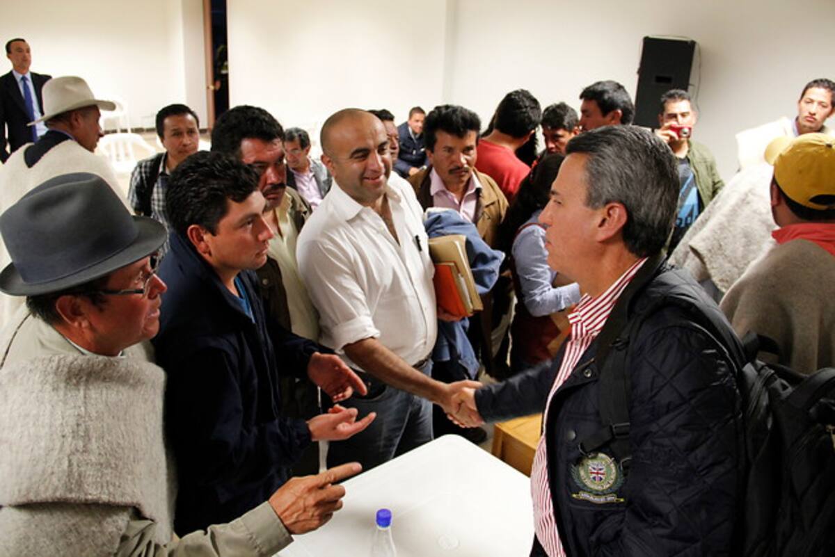 El ministro de agricultura Ruben Dario Lizarralde, en diálogo con campesinos. COLPRENSA