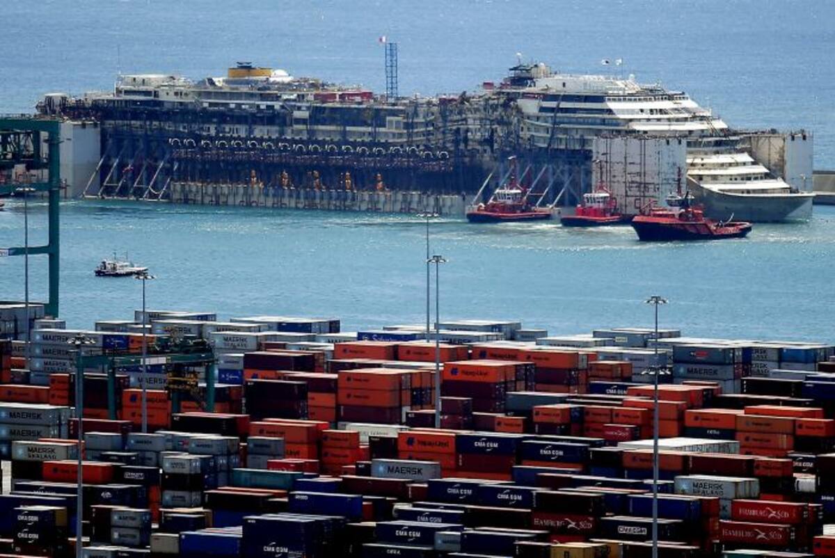 El "Costa Concordia" llegó, en la madrugada, frente a la costa de Génova donde empezaron las operaciones preliminares para su entrada en el puerto. AFP MARCO BERTORELLO