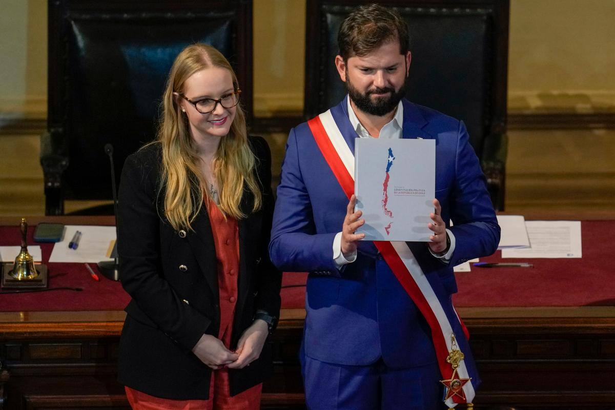 Órgano constituyente chileno entrega su propuesta de carta magna a Boric