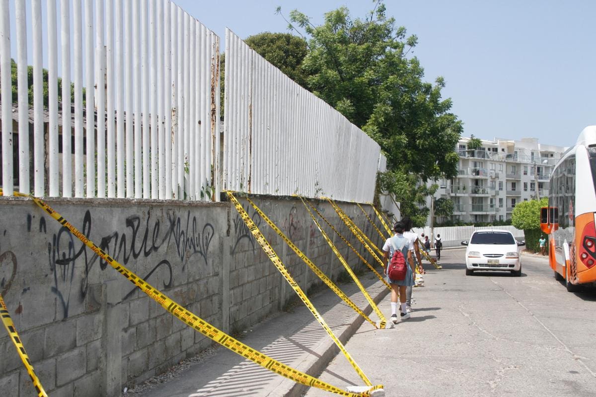 Pared inclinada del ICA tiene en jaque a estudiantes del INEM y a vecinos