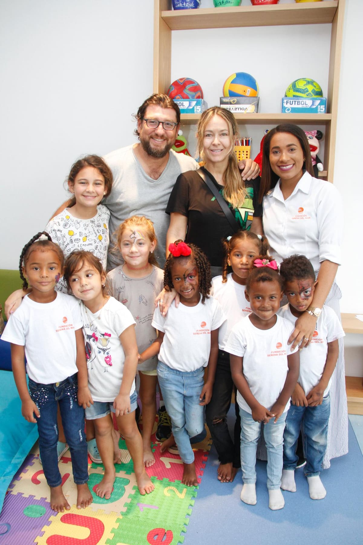 Luciana Vergara, Francisco Vergara, Julieta Vélez y Marta Ruiz, con los niños Karen Lucía Salcedo, Luciana Vergara, Silvana Vergara, Luz Valentina Guzmán, Aura María Parado y Yoiner Soto.