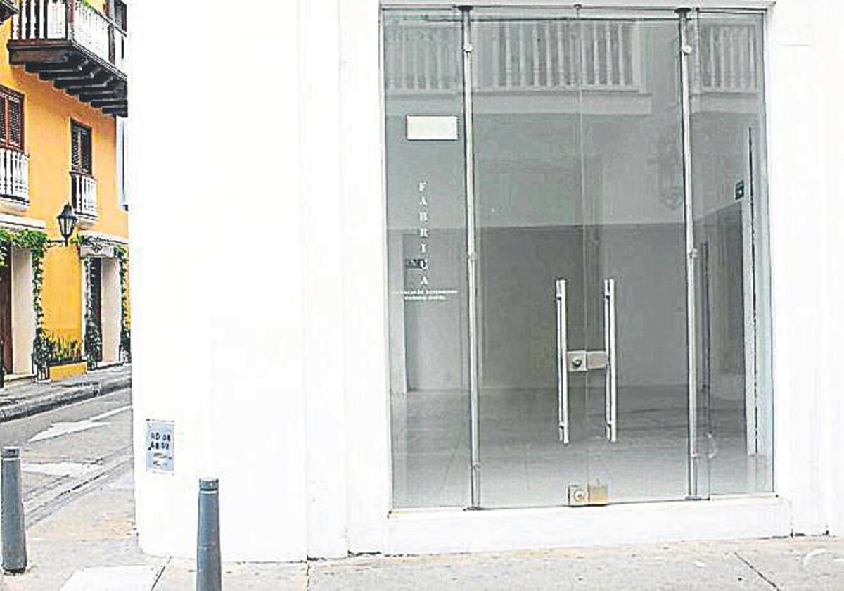 En esta esquina de la Plaza Santo Domingo solía haber una tienda de ropa. Ahora el local luce desocupado.