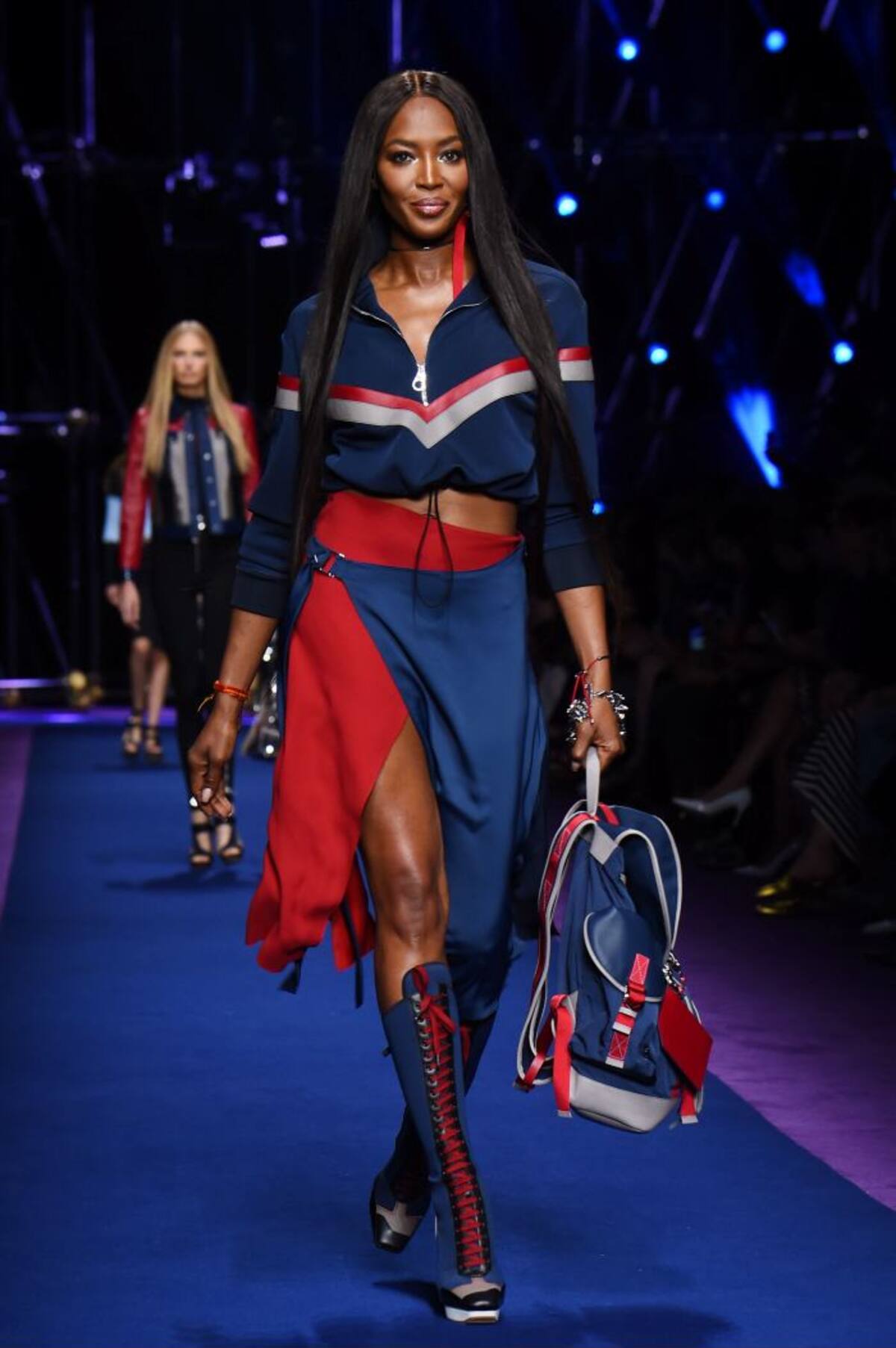 Naomi Campbell luce un outfit de Versace.