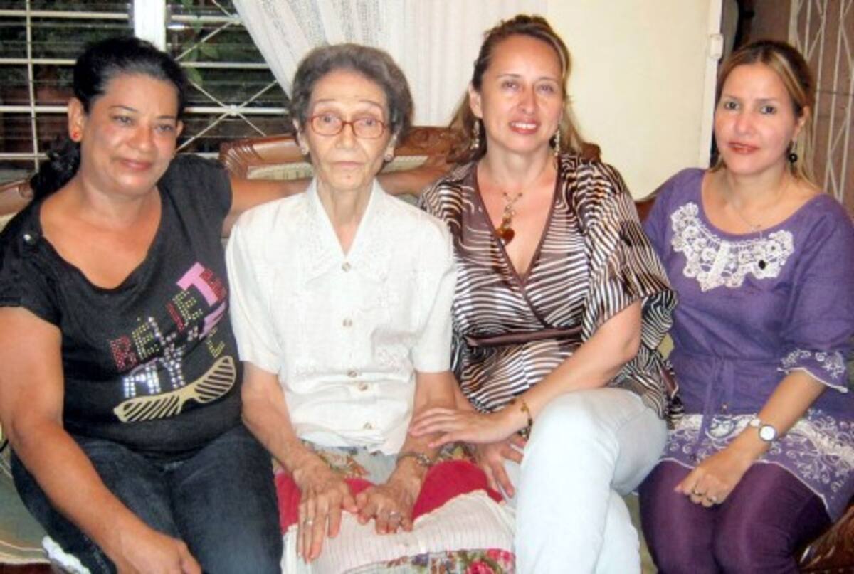 Josefina López, Juanita Tuirán, María Elena Garzón y Candelaria Ochoa.
