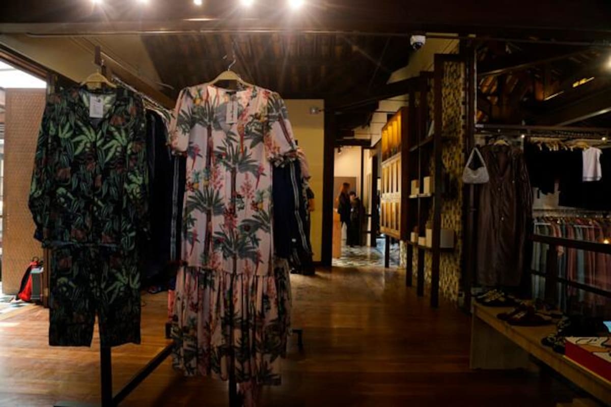 ¿Ropa más cara? Gobierno impone arancel del 40% a prendas importadas