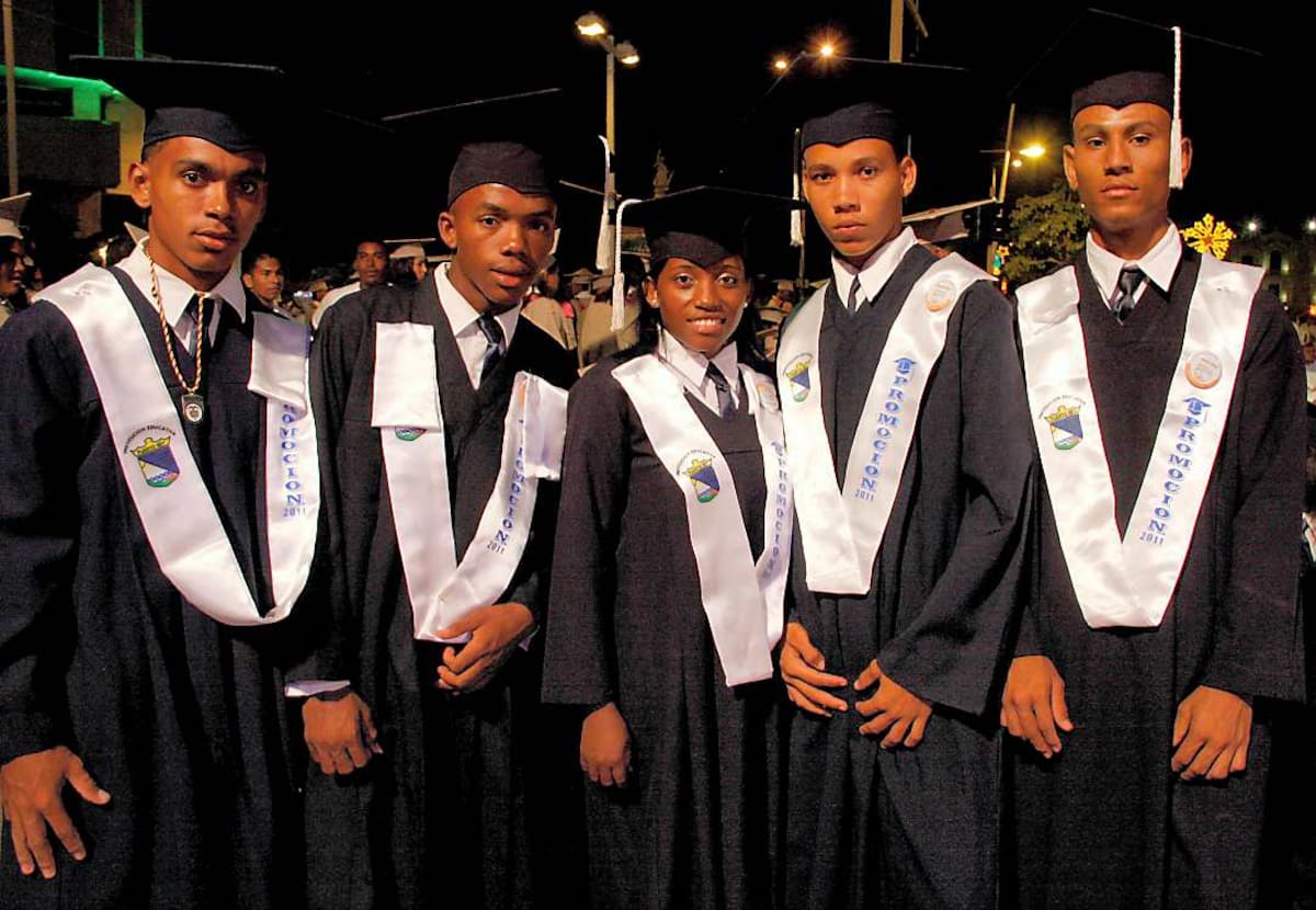 Estudiantes graduados de Puerto Rey: Ever Chico, Richard Polo González, Estefanie González, John Fredy Gómez Díaz y Kender Rangel