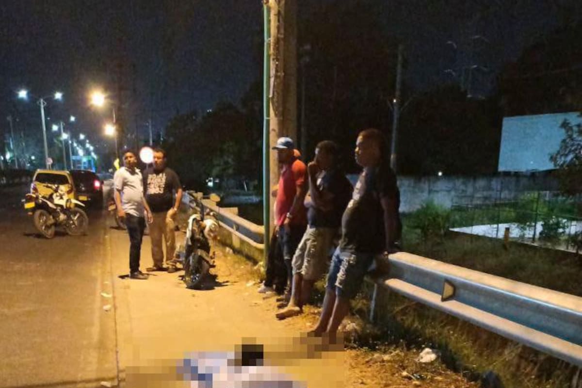 Impactante accidente en Simón Bolívar: mujer iba en su moto, chocó y murió