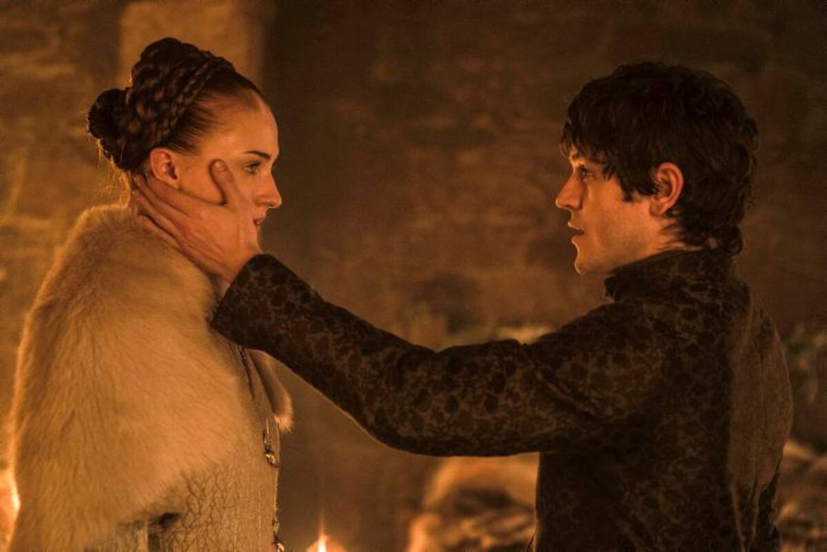 Los personajes de Sansa Stark y Ramsay Bolton, durante la polémica escena. AP Helen Sloan