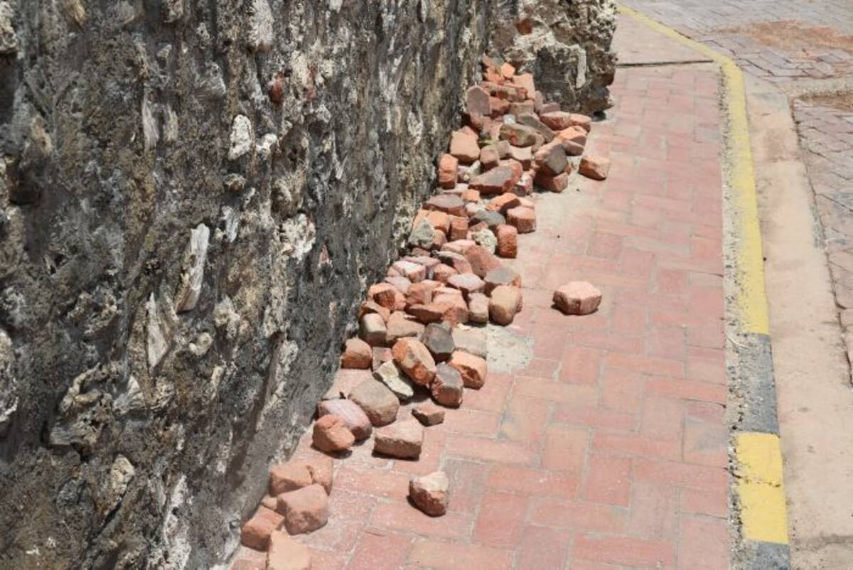 Algunos de los adoquines que se han desprendido permanecen apilados en un costado de la vía. FOTO: CRISTIAN AGAMEZ - EL UNIVERSAL