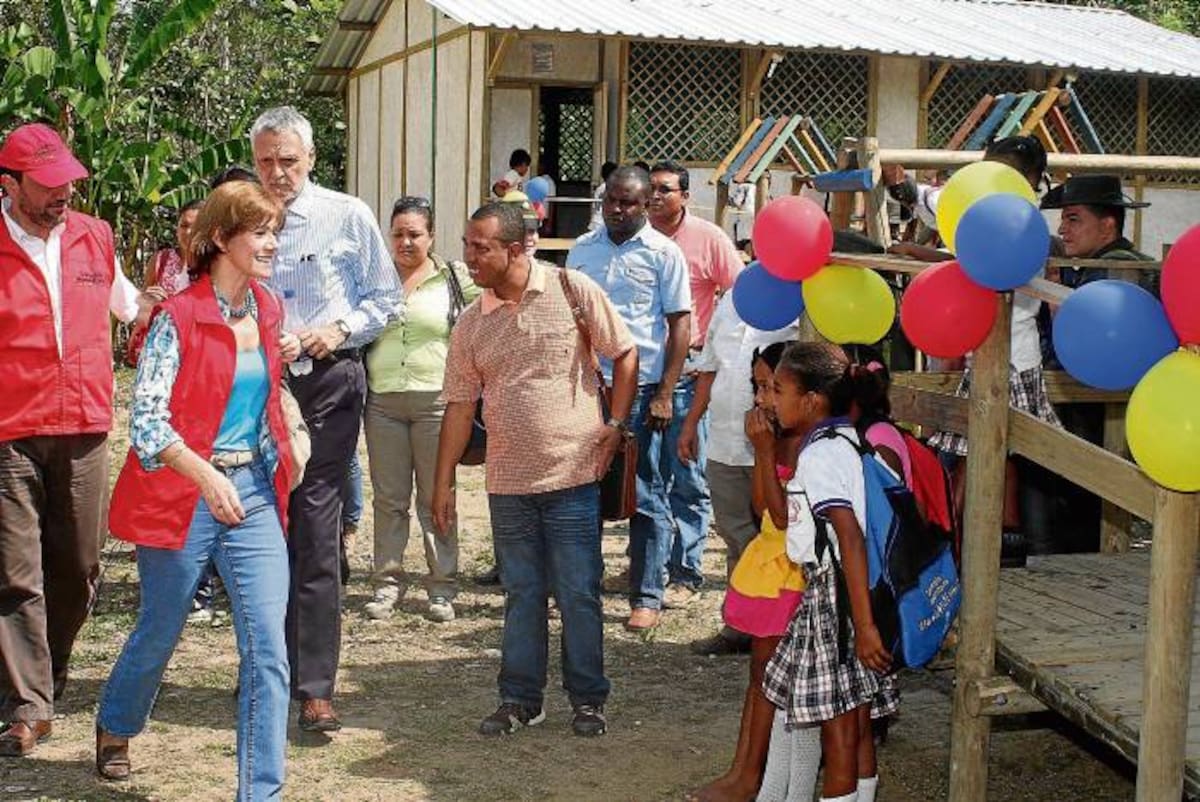 La Ministra de Salud, acompañada del gobernador Julio Guerra Tulena, y otros funcionarios inspeccionó las obras.