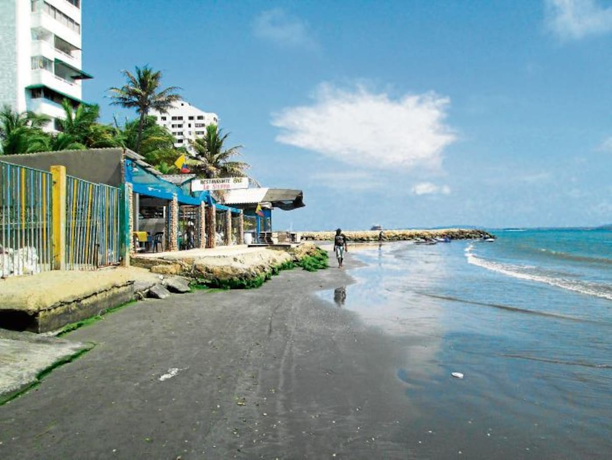 El pleito entre comerciantes infomales de la playa y el propietario del Restaurante La Sierra se desempolvó recientemente debido a los reclamos de los carperos, que se sienten desplazados. PEDRO TORRES, GENTE BAHÍA-EL UNIVERSAL