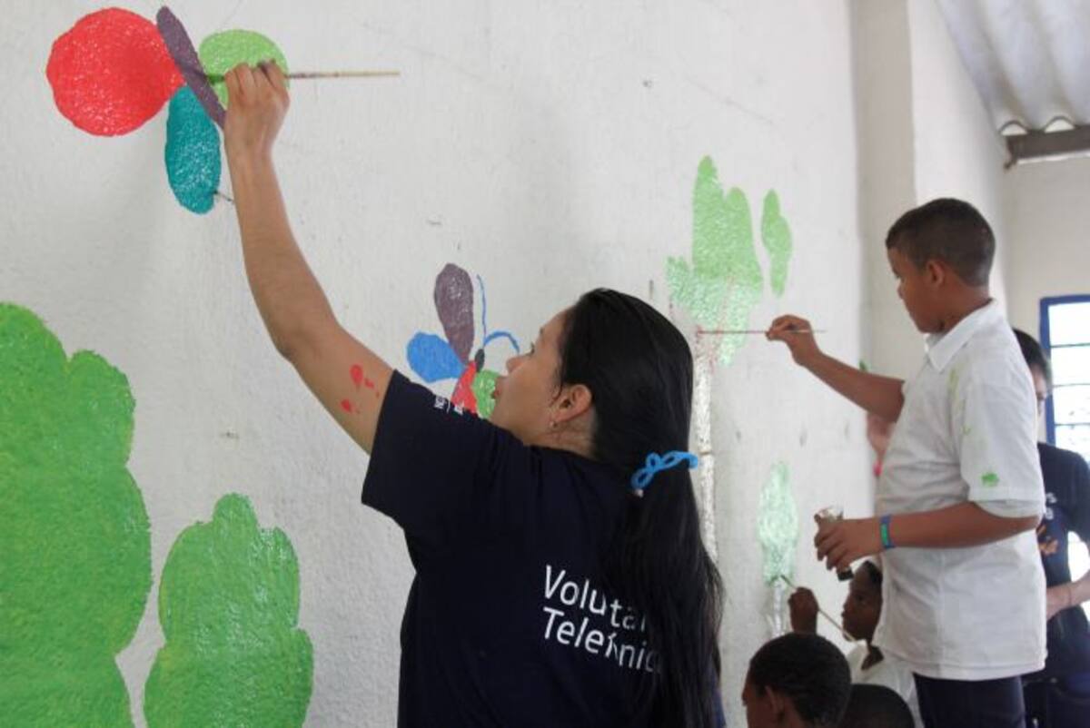 Con ayuda de los niños de la Institución Educativa Isla Grande, los voluntarios realizaron mejoras y adecuaciones en la escuela. Kailline Giraldo-El Universal