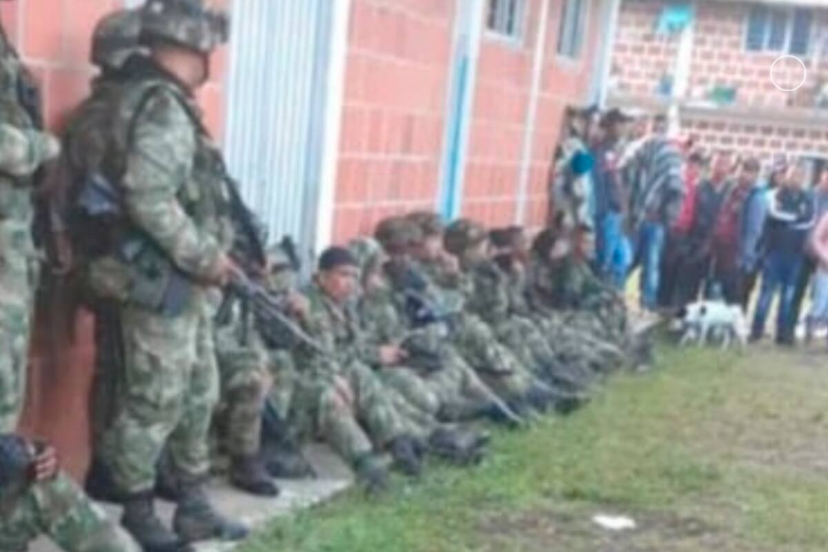 16 soldados fueron humillados por indígenas en el Cauca: los sentaron en el piso