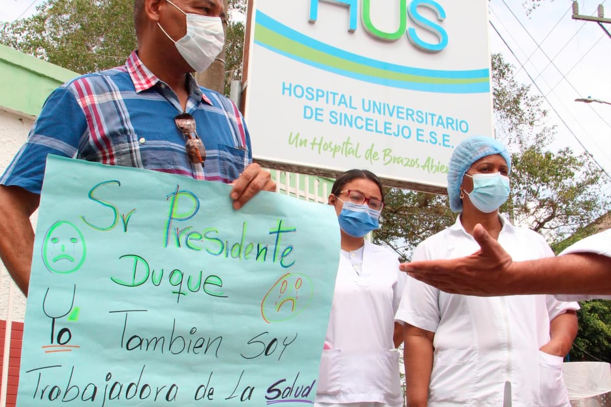 Empleados del HUS, donde se inició vacunación COVID, exigen paga salarial