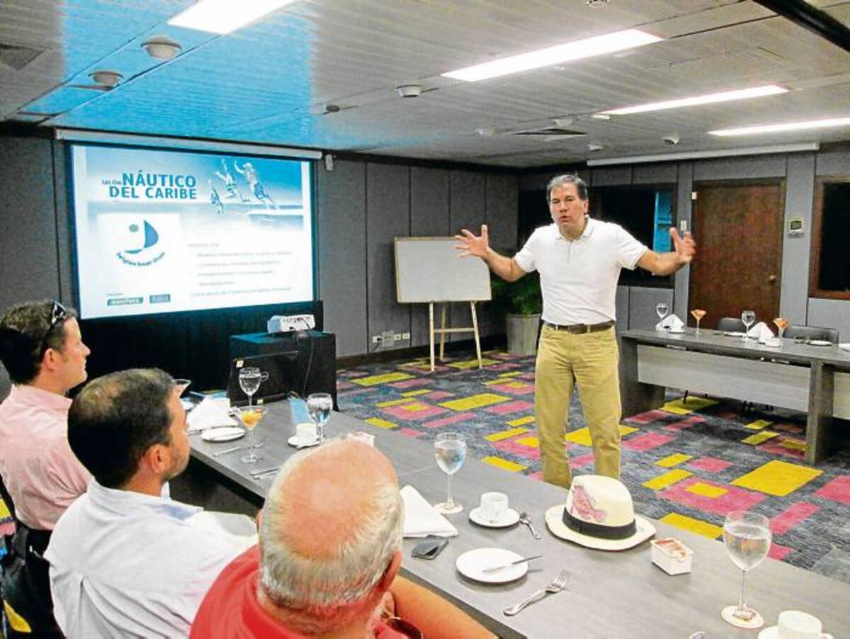 Juan Pablo Hernández, gerente general de Easy Fairs Colombia, explicando los pormeno-res del Salón Náutico 2013. FOTO RUBEN DARIO ALVAREZ-ELUNIVERSAL