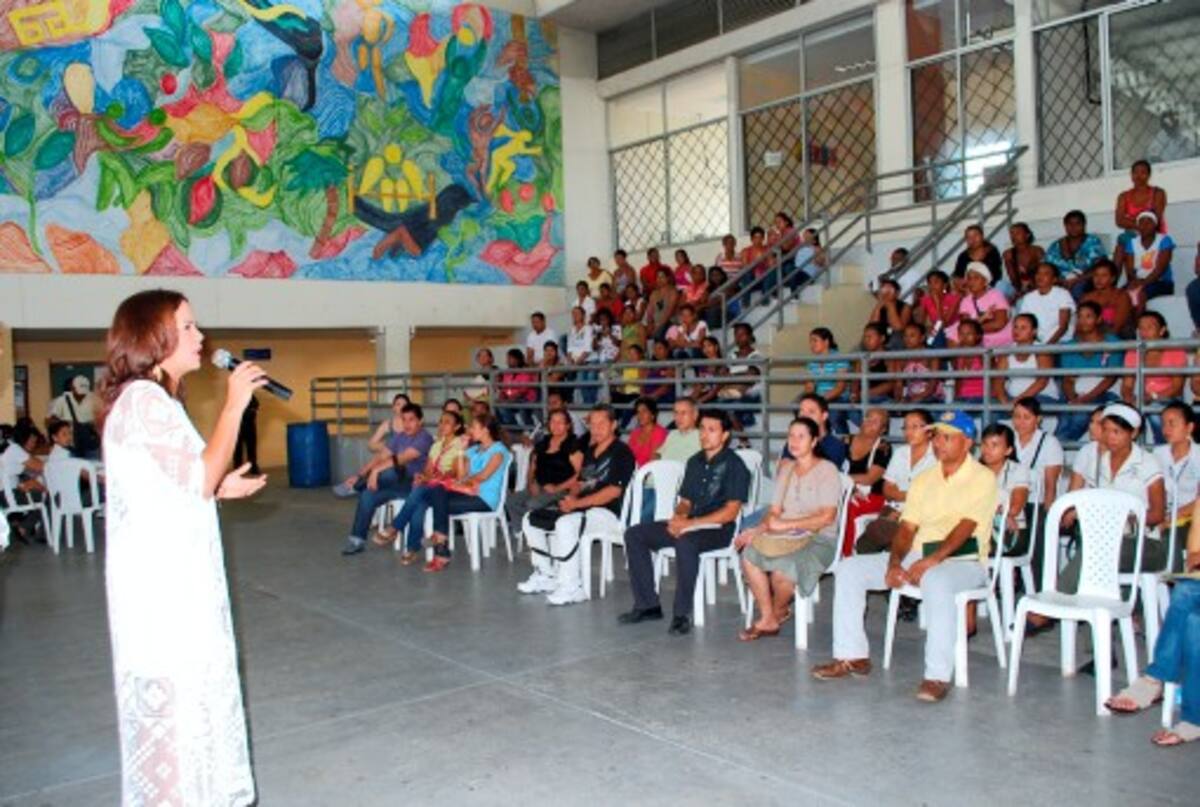 La alcaldesa, Judith Pinedo, invitó a los pequeños empresarios a cumplir con el pago de los créditos. “Sólo así permiten apoyar a más gente a desarrollarse”, dijo. CESAR ALANDETE-PRENSA ALCALDIA