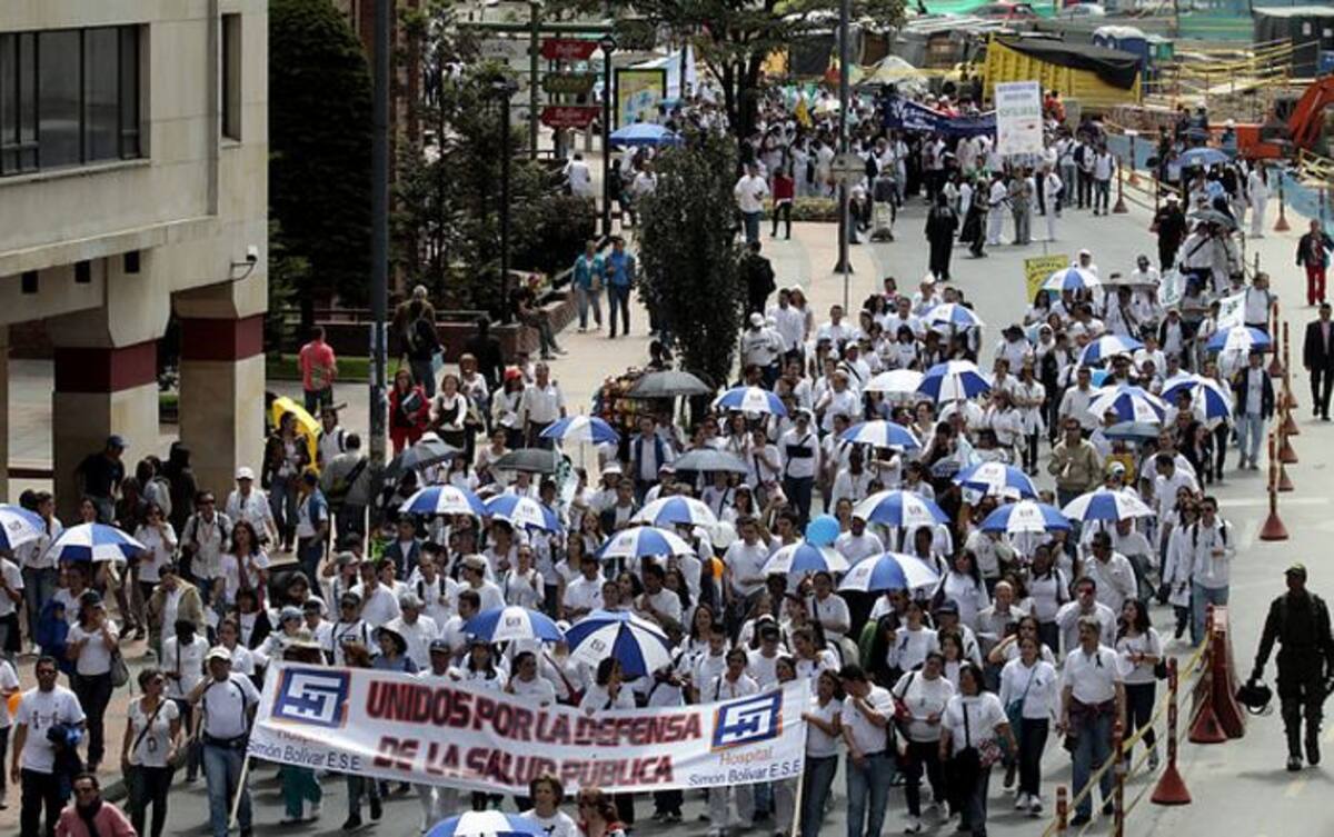 Los funcionarios de hospitales, gremios, asociaciones y comunidad en general protestan contra la ley ordinaria de la salud, impulsada por el Gobierno. Colprensa