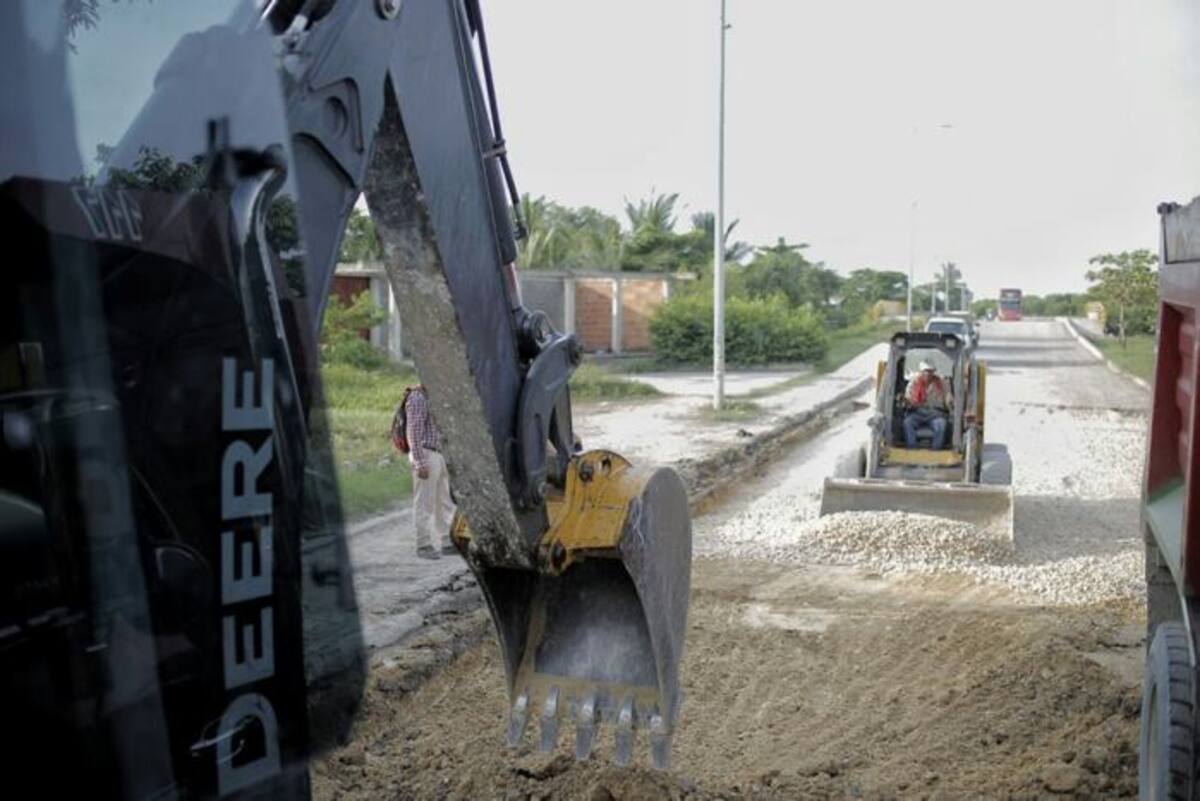 Los trabajos contemplan la intervención en 20 sectores de esta vía, aplicación de carpeta asfáltica, limpieza a los 45 imbornales, iluminación a toda la carretera, limpieza de canales y poda del césped de los más de tres kilómetros de este tramo vial. Colprensa.