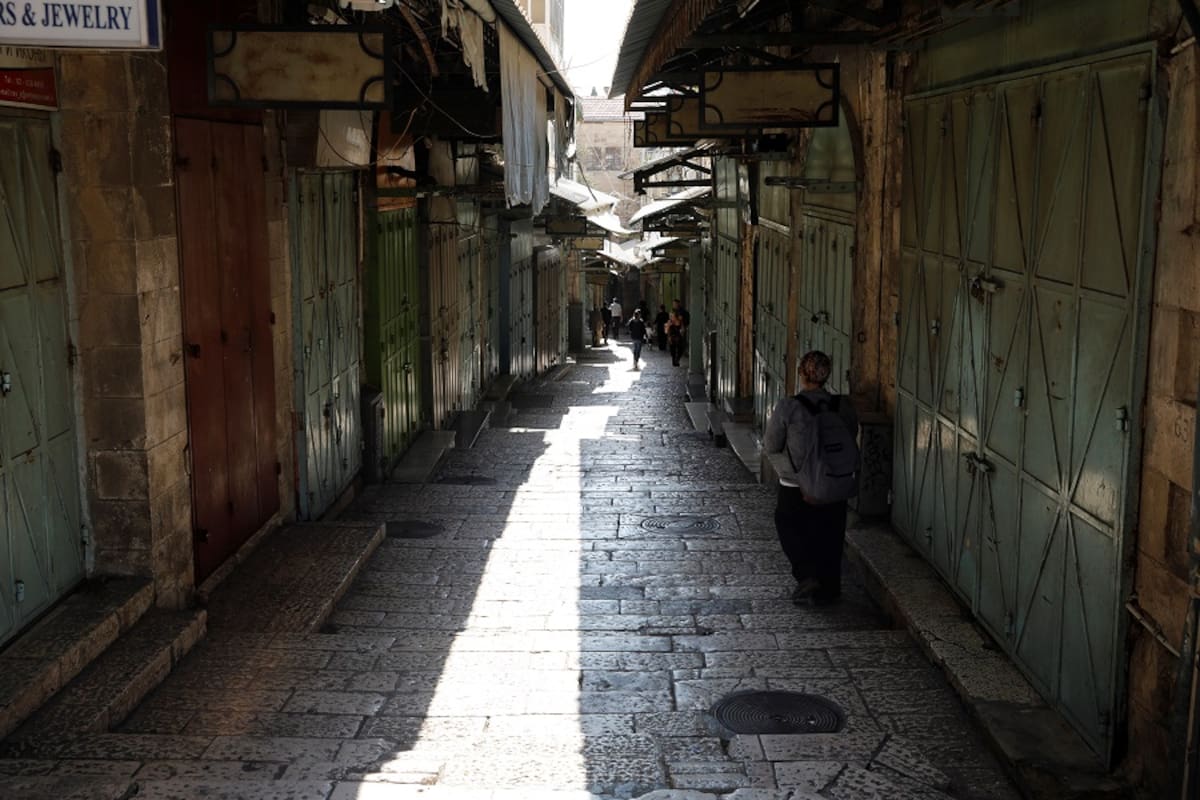 Vista del mercado de la Ciudad Vieja de Jerusalén, que permanece cerrado hoy. EFE