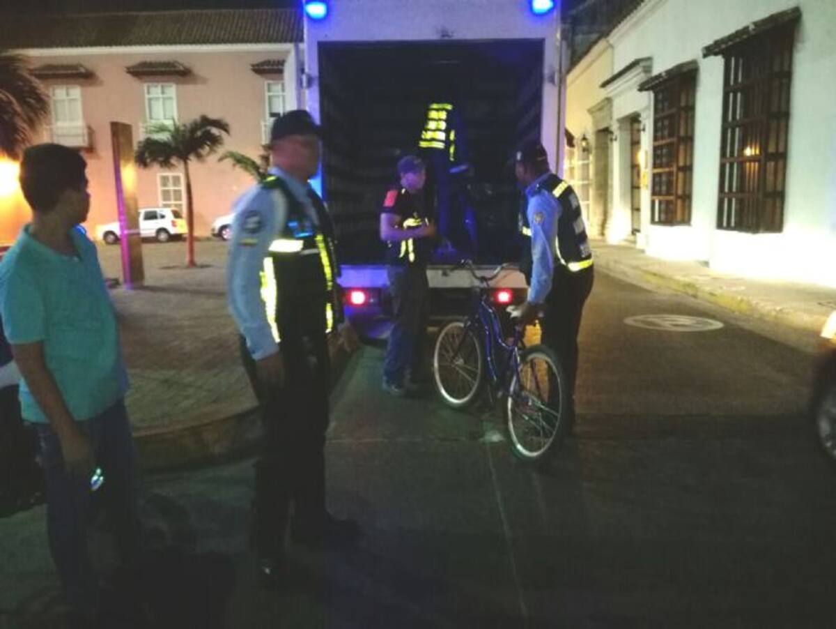 Cuando la autoridad de tránsito inmovilizaba una de las bicicletas. Cortesía.