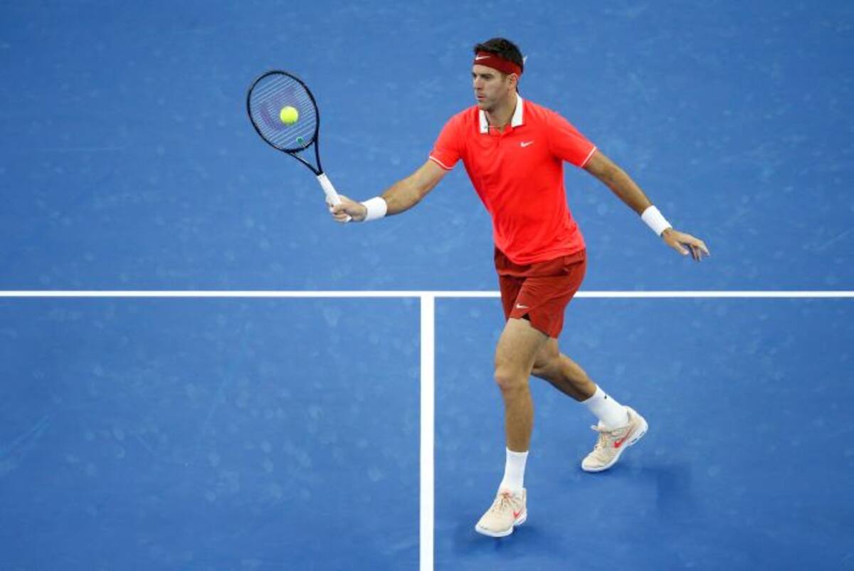 El argentino Juan Martin Del Potro devuelve una bola al ruso Karen Khachanov, a quien venció en partido correspondiente a la segunda ronda masculina del Abierto de China. EFE