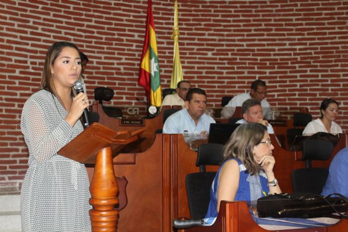 María Claudia Peñas, durante su intervención en el Concejo, ante la mesa directiva conformada por el presidente Lewis Montero, y el vicepresidente César Pión. Escuchan los funcionarios citados, Edilberto Mendoza, Jesús Carrasquilla y Luz E. Paternina. Cortesía