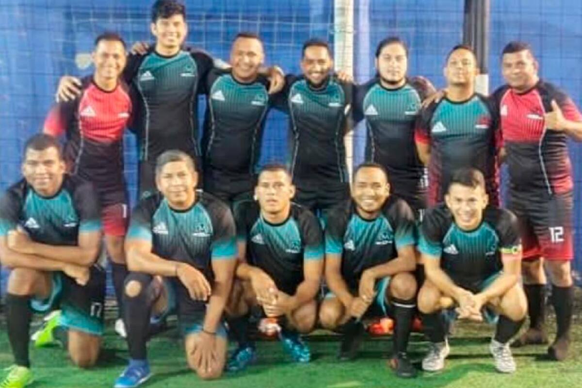 Manejan el carro y el balón; torneo de conductores