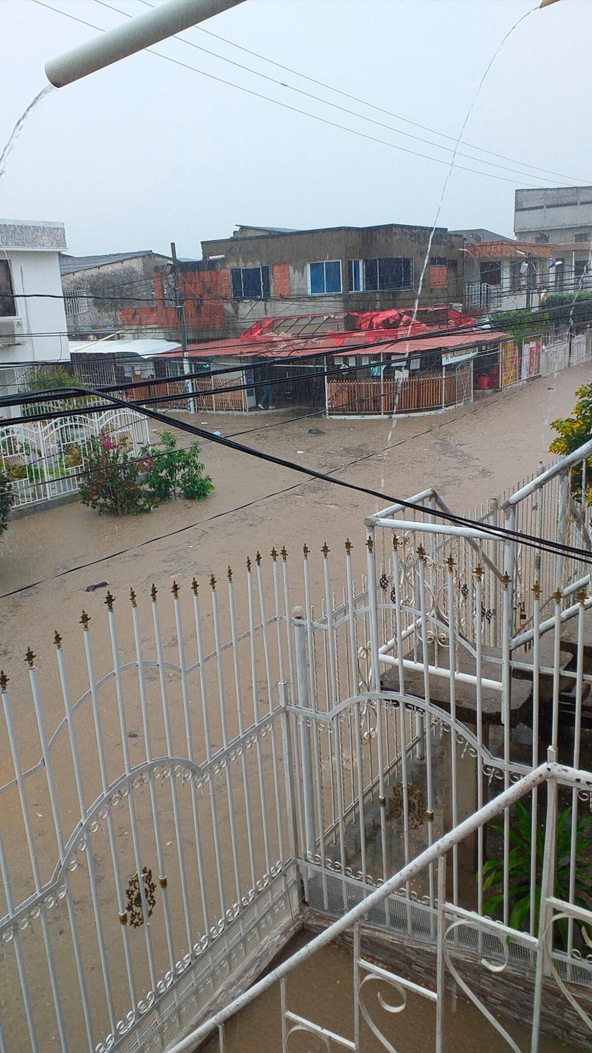 En un barrio de Cartagena, un ciudadano comparó la calle frente a su casa con Venecia.
