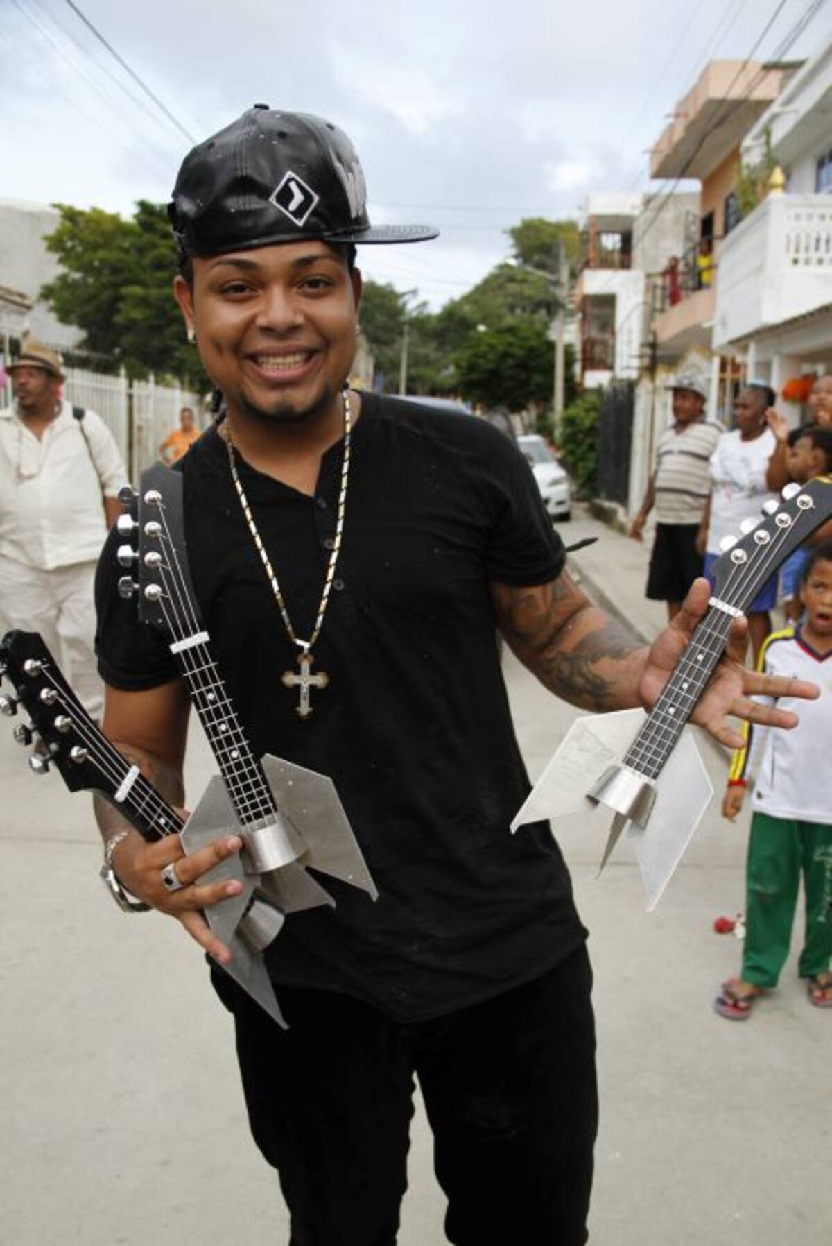 Kevin Flórez en la llegada a su barrio en Cartagena. LUIS EDUARDO HERRÁN