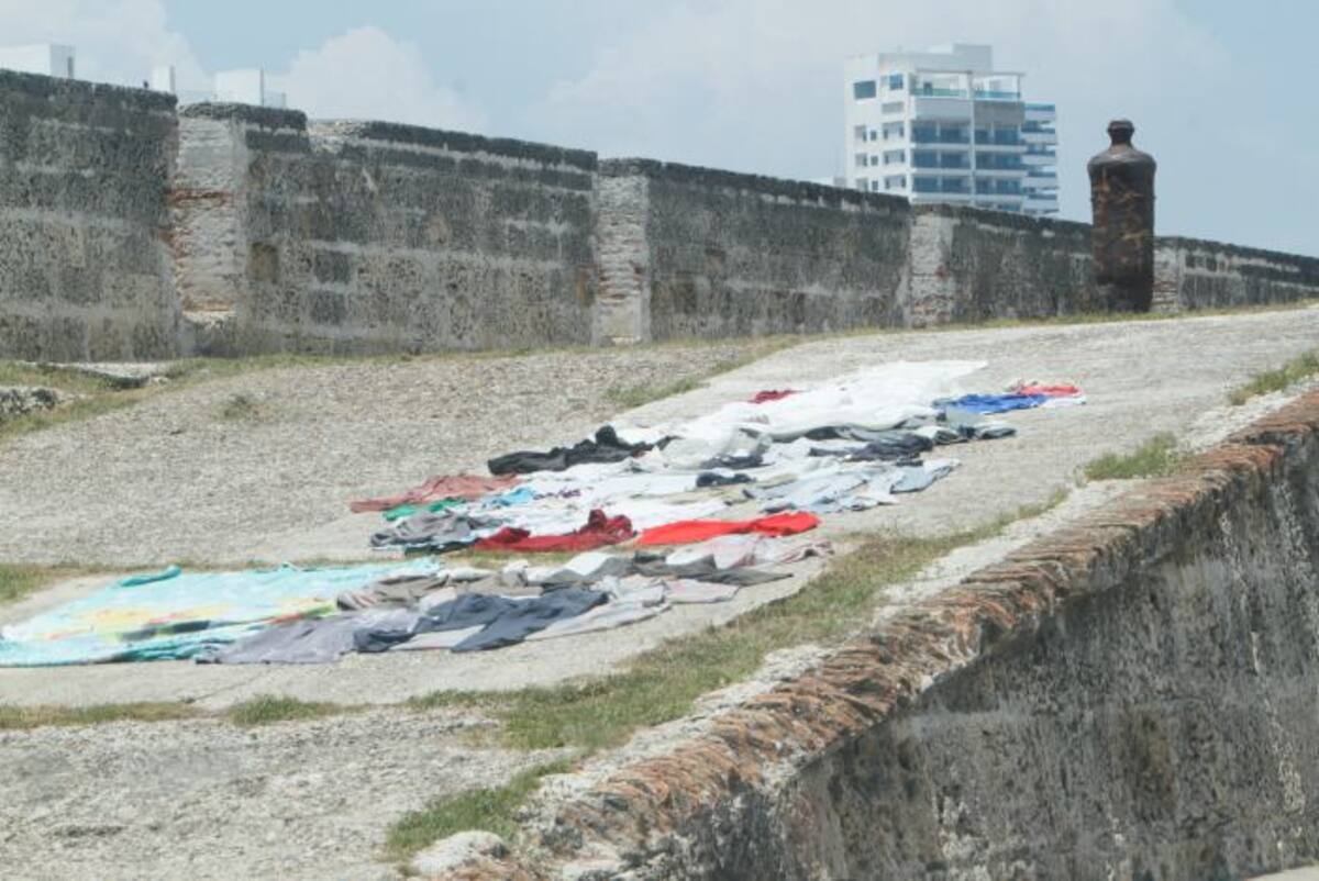Algunos habitantes de El Pedregal tienden su ropa en las murallas. JULIO CASTAÑO-EL UNIVERSAL