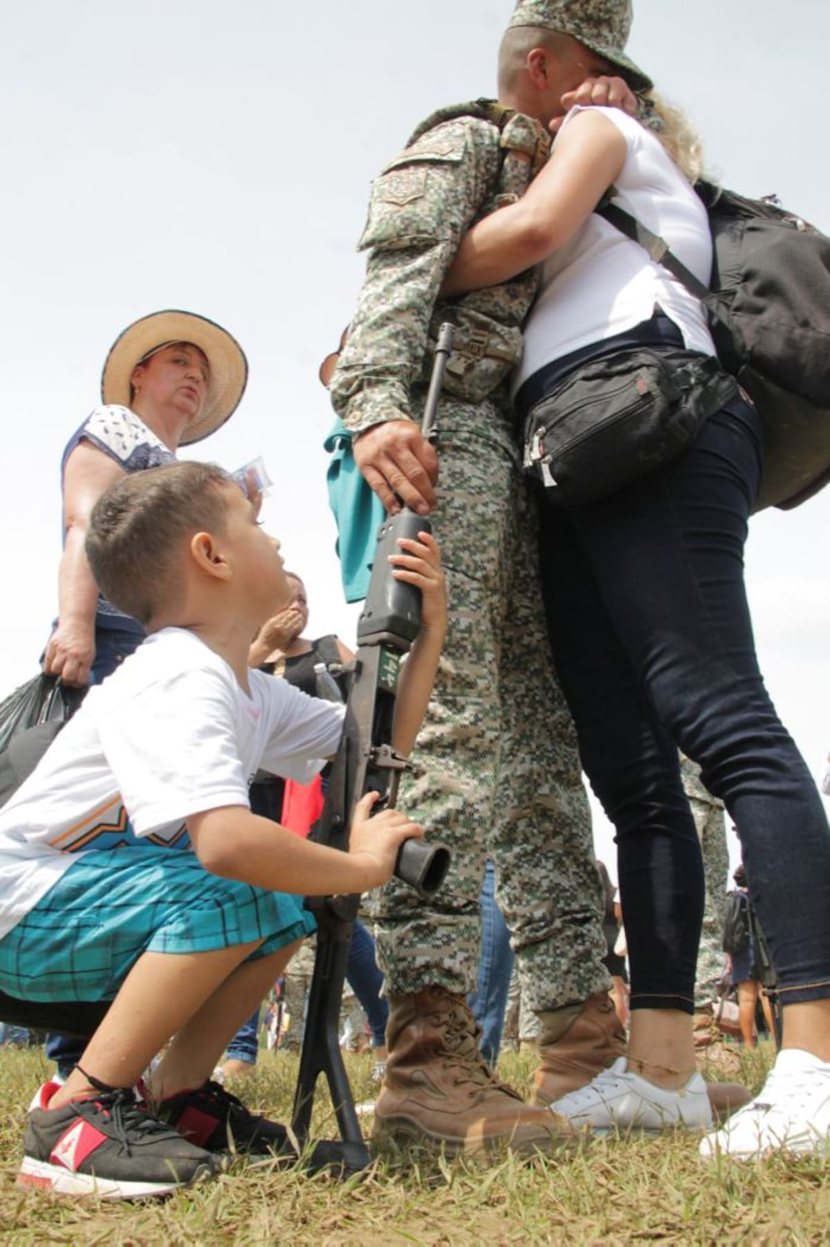 Junior Alexander Muñoz Posso, Infante de Marina abraza a su madre, mientras la inocencia se enamora de la milicia. Foto/ Manuel Santiago Pérez.