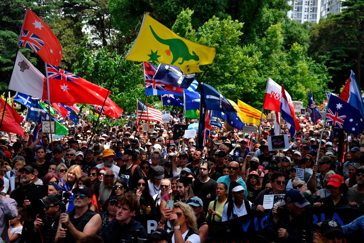 Miles de personas protestan en Melbourne por las leyes contra la COVID-19