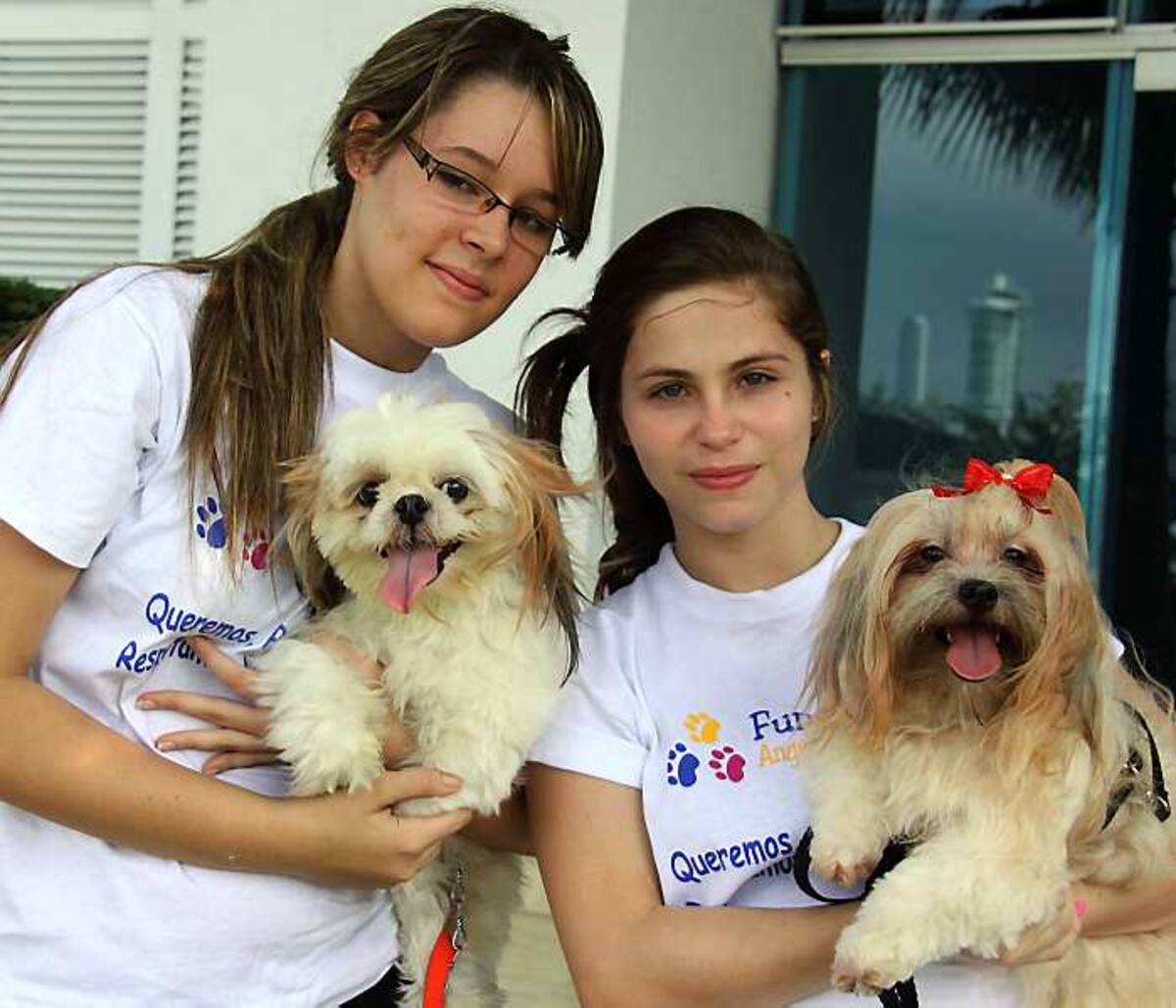 Natalia Espinosa, con Jacob, y María del Socorro Pereira, con Sasha.